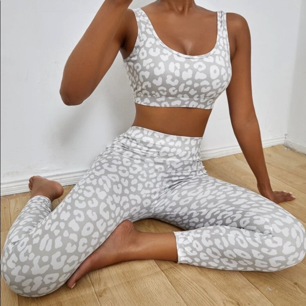 Cheetah Print bra and leggings - Picture 1 of 2